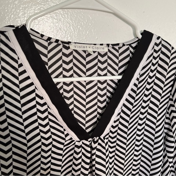 Violet & Claire V-Neck Blouse Black White Geometric - Picture 5 of 13